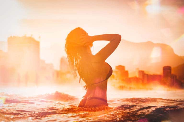 Una muchacha luce su cuerpo de playa después de mucho trabajo y sacrificio.